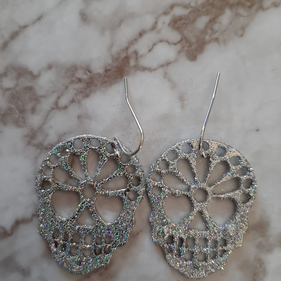 🆕️ Sparkly Sugar Skull Earrings - Picture 4 of 7